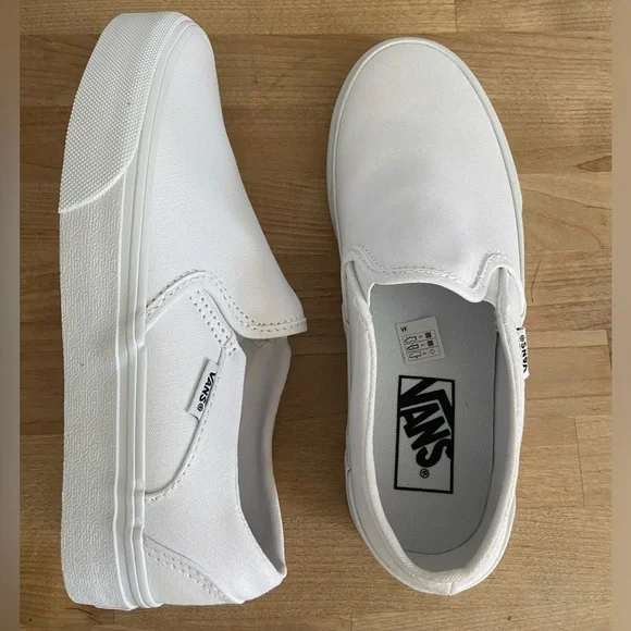 Brand new, never worn. Size was too small for me. Can we talk about how frustrating women main image 4